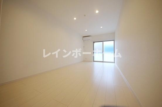 その他部屋・スペース　落ち着いた色調の寝室です