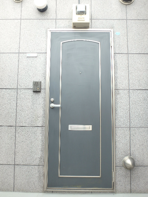 玄関　玄関鍵には防犯性の高いディンプルキー採用