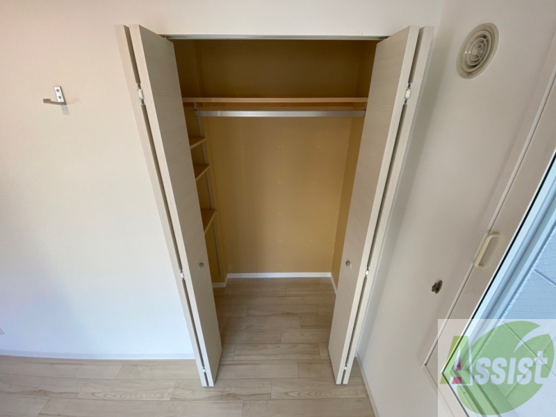 収納　こちらの収納にはハンガーをかけて服もしまえますね。