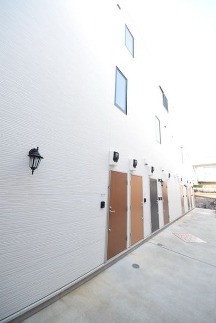 エントランス　★カラフルなエントランスです★