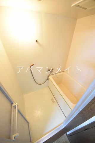 バス・シャワールーム　コンパクトで使いやすいお風呂です