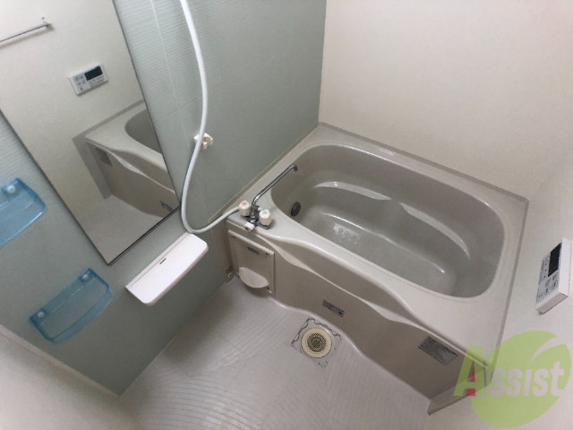 バス・シャワールーム　浴室はシンプル。一人暮らしにはちょうど良いサイズですね。