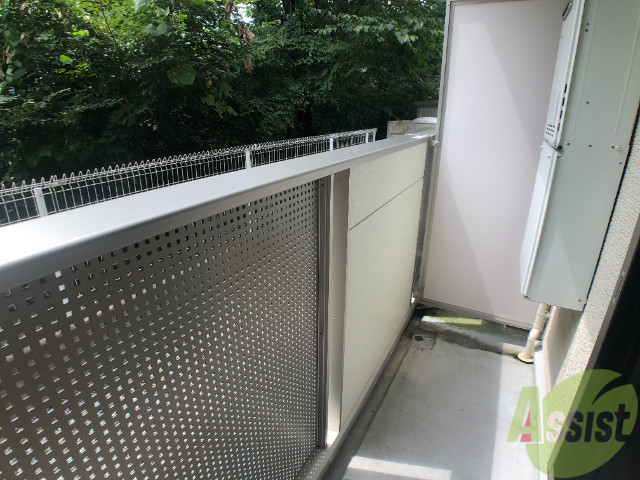 バルコニー　バルコニーは洗濯物を干すのに十分な広さがありますね。