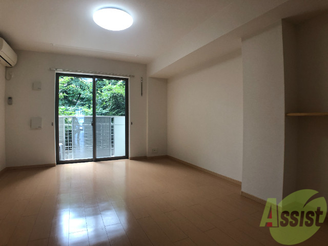 居室・リビング　１２．６帖の洋室です。生活のメインとなる部屋ですね。