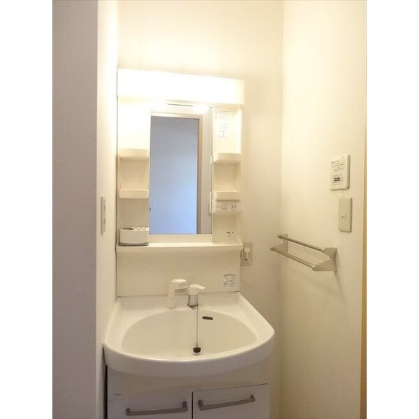 洗面設備　※リフォーム中または入居中のため写真は同棟別室