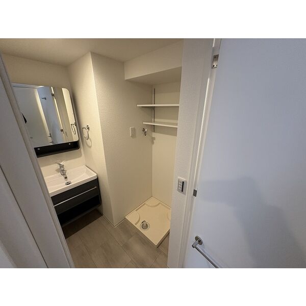 洗面設備　明るい洗面所です