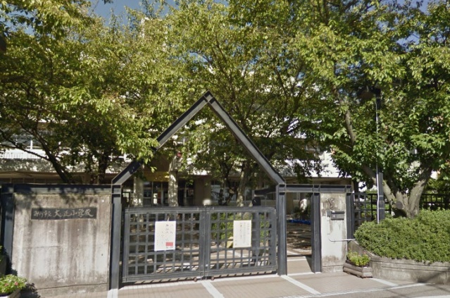小学校　御所市立大正小学校（小学校）まで807m