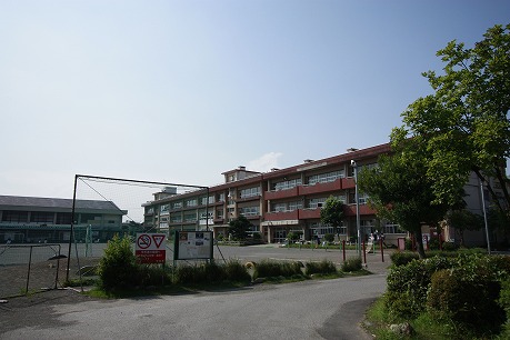 小学校　塚沢小学校（小学校）まで690m