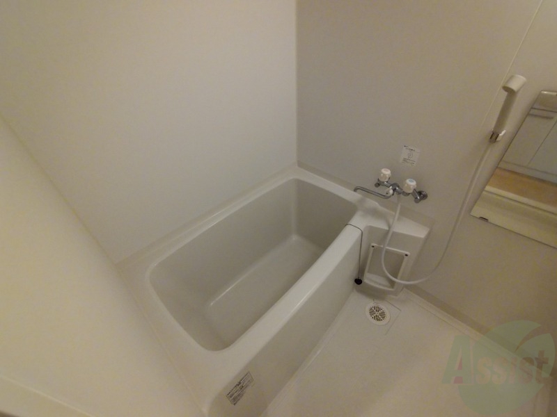 バス・シャワールーム　バスルームは狭すぎず、シャワーも浴びやすそうです。