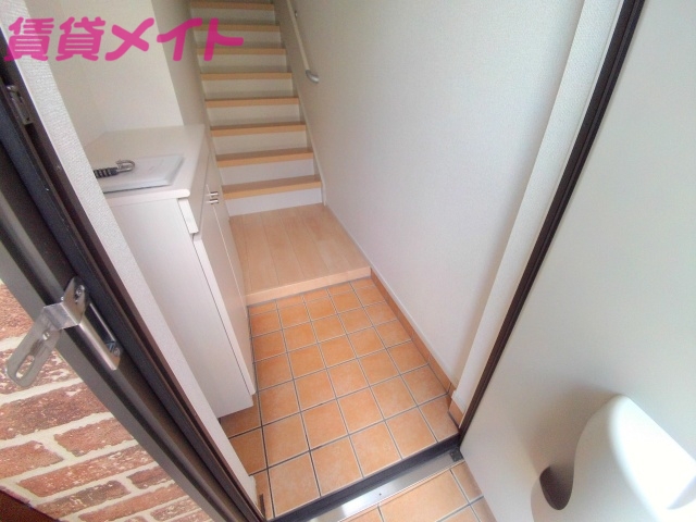 玄関　同物件別部屋の物です。