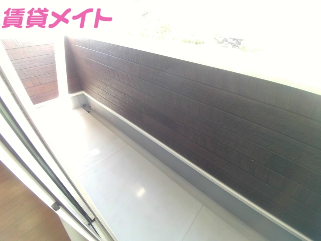 バルコニー　同物件別部屋の物です。
