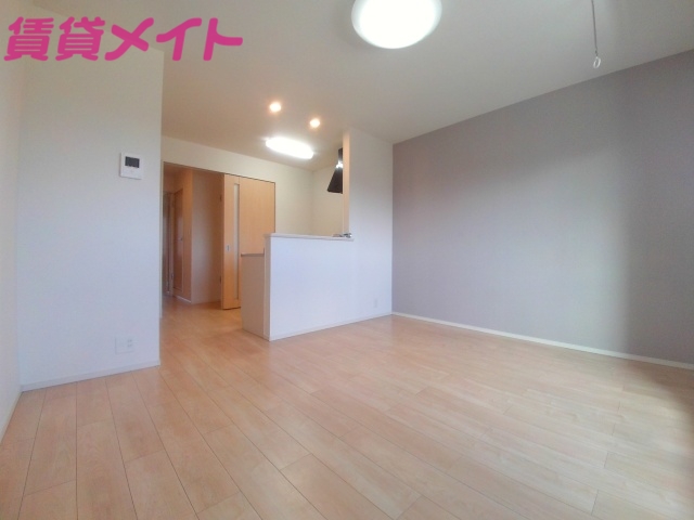 居室・リビング　同物件別部屋の物です。