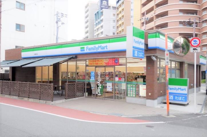 コンビニ　ファミリーマート（コンビニ）まで210m