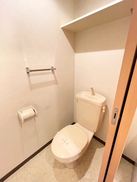 トイレ　タオル掛けもあり