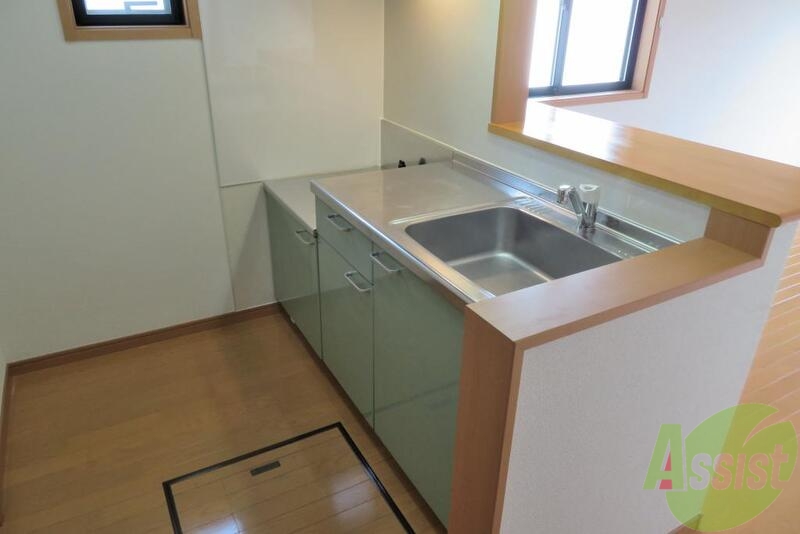 キッチン　カウンタータイプになっているので、お料理もしやすいです。