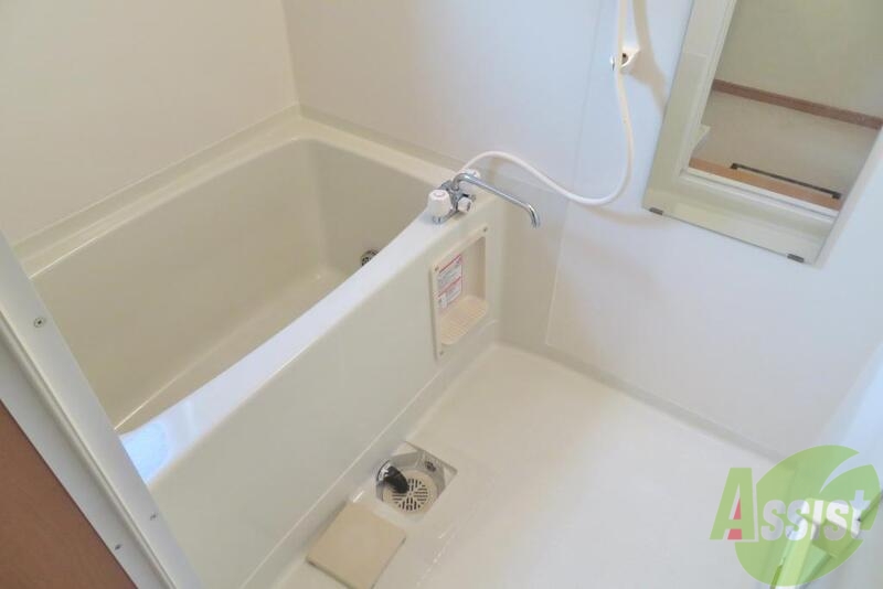 バス・シャワールーム　浴室にも窓があるので、明るいだけでなく、換気もできます。