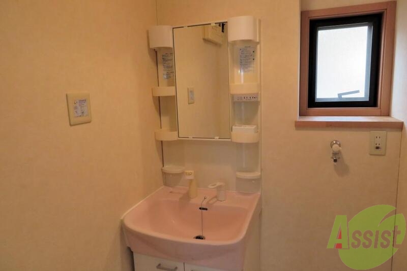 洗面設備　洗面所にも窓があります。こちらも換気できますね。