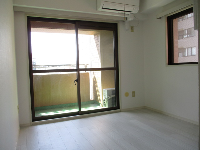 居室・リビング　2面採光で明るい居室です♪