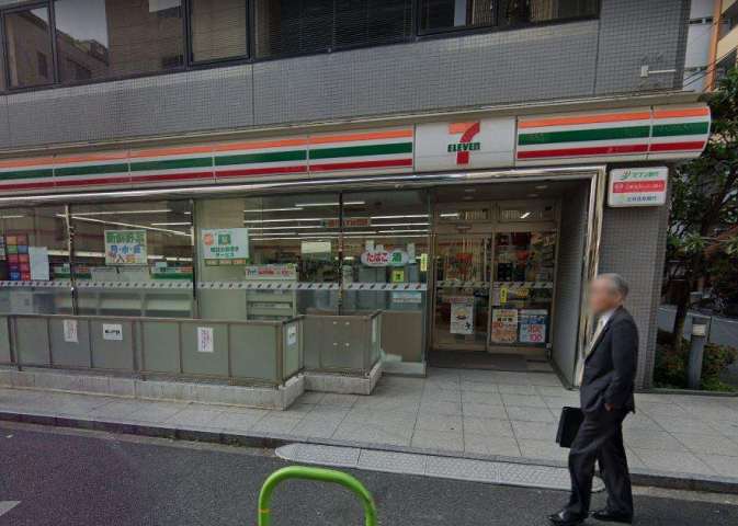 コンビニ　セブンイレブン（コンビニ）まで1038m