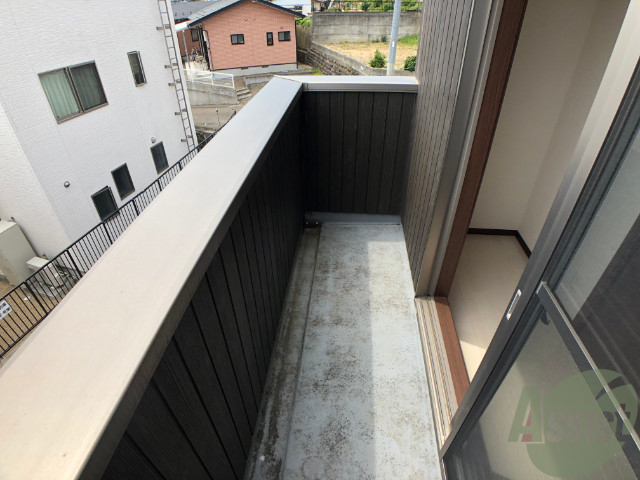 バルコニー　バルコニーはお洗濯もしやすそうな広さですね