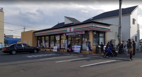 コンビニ　セブン-イレブン 草加新里下町店（コンビニ）まで80m