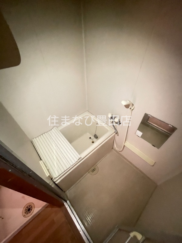 バス・シャワールーム　別部屋写真・反転タイプ