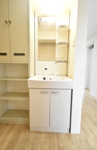 洗面設備　（参考）他室の写真を使用しています。現況優先となります。