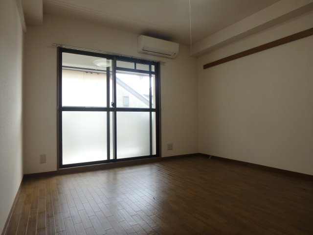 居室・リビング　こちらの居間で趣味の時間をお楽しみください