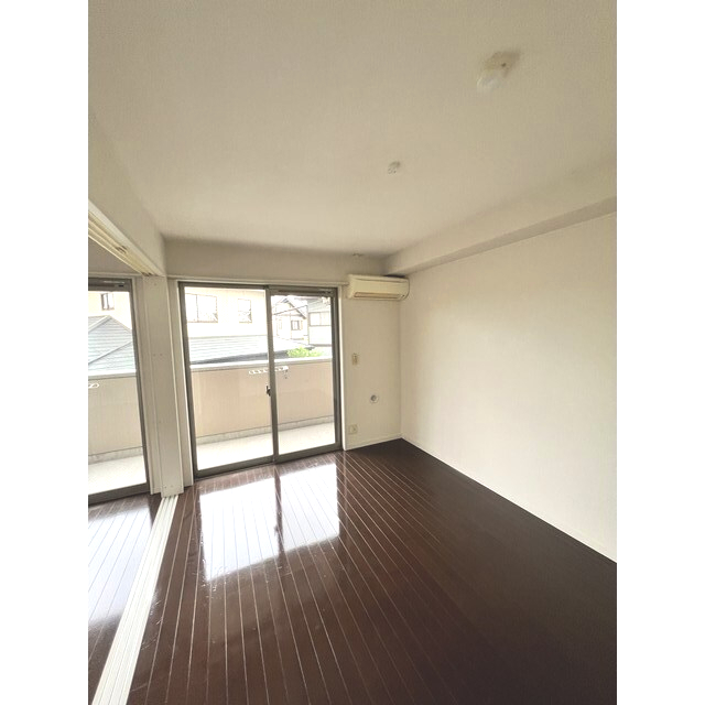 居室・リビング　※写真は別号室のものですので現状優先とさせていただきます