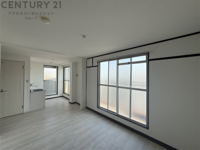 居室・リビング　日当たり良好な広々とした洋室です。