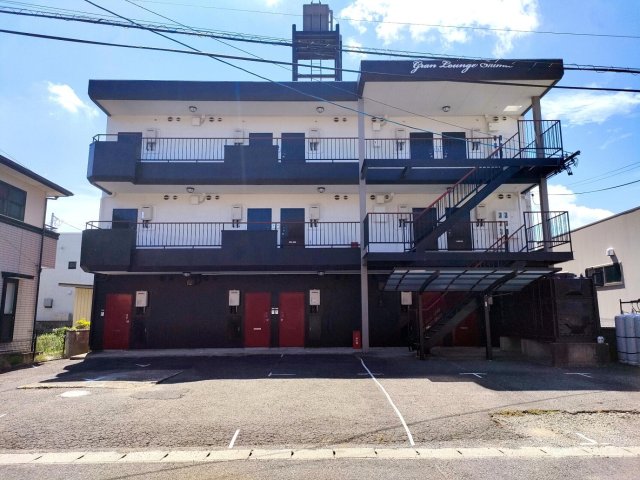 建物外観　ブラックとホワイトを基調とした外観