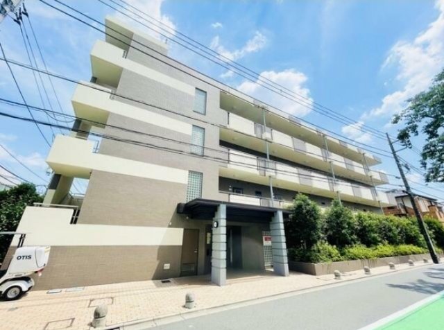 建物外観　鉄筋コンクリート造のがっちりとした建物。