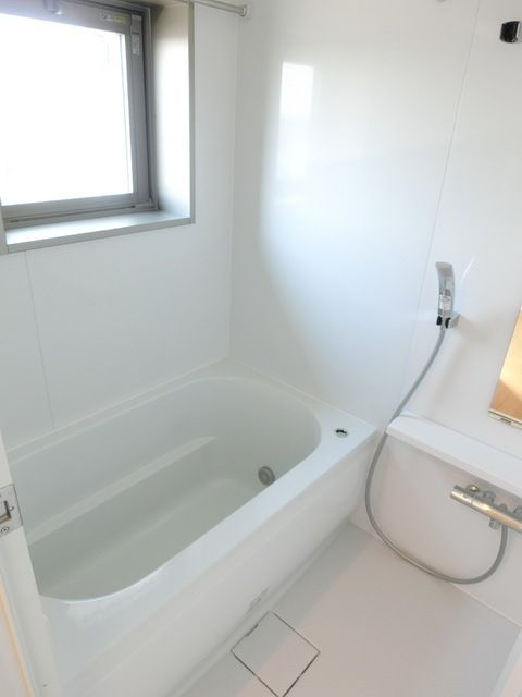 バス・シャワールーム　★追炊給湯バス、窓が嬉しい★