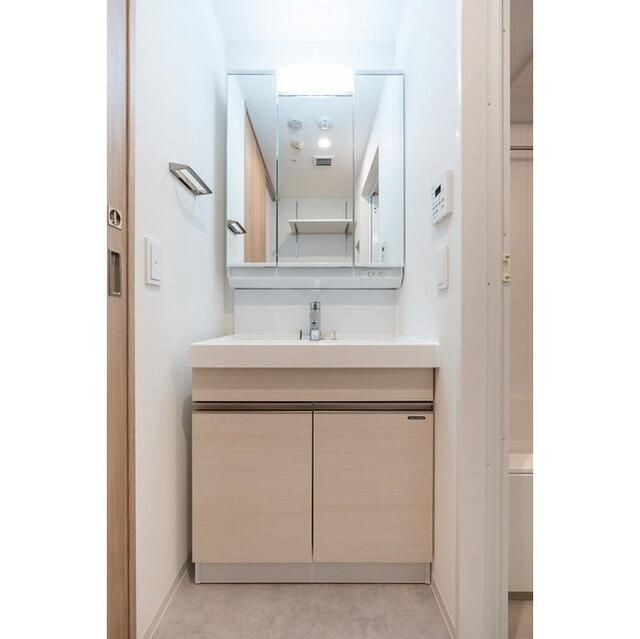 洗面設備　ゆったりとスペースのある洗面所