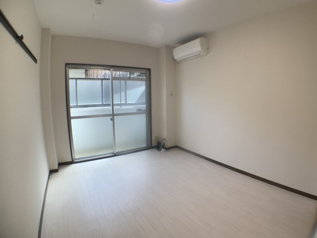 居室・リビング　南向きの6帖の洋室です♪