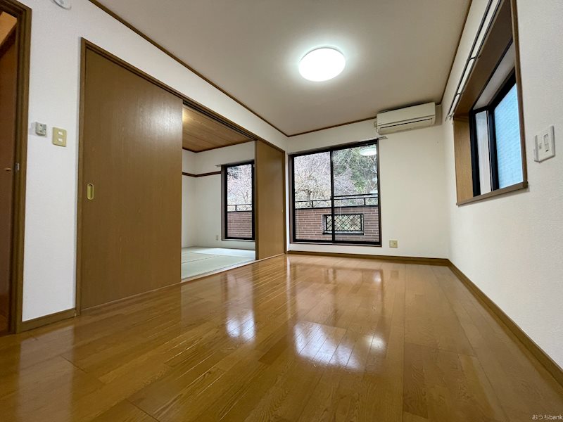 居室・リビング　南向きで日当りの良いリビングです♪