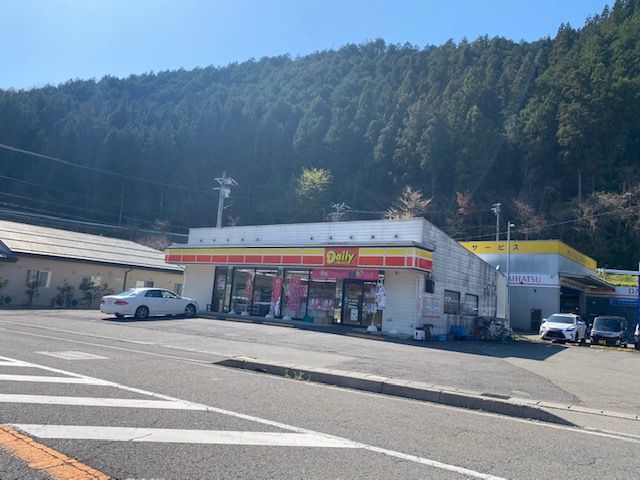 コンビニ　デイリーヤマザキ 郡上八幡初納店（コンビニ）まで616m