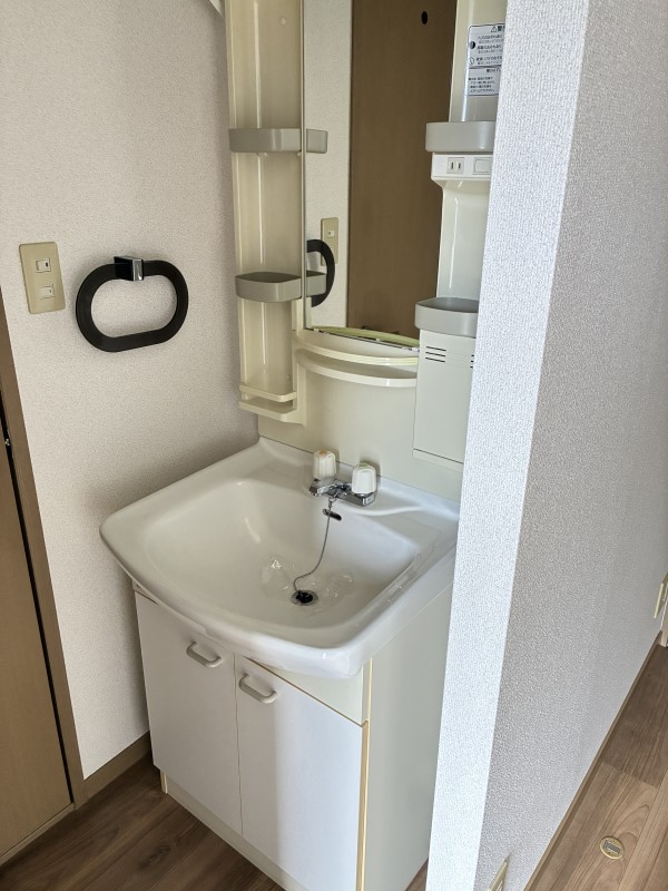 洗面設備　明るい洗面所です