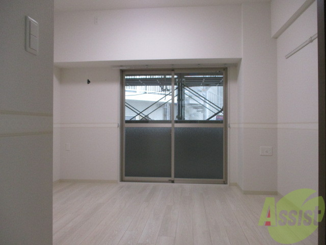 居室・リビング　白を基調としたお部屋ですね。