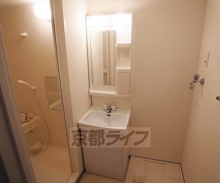 洗面設備　便利な独立洗面台です。