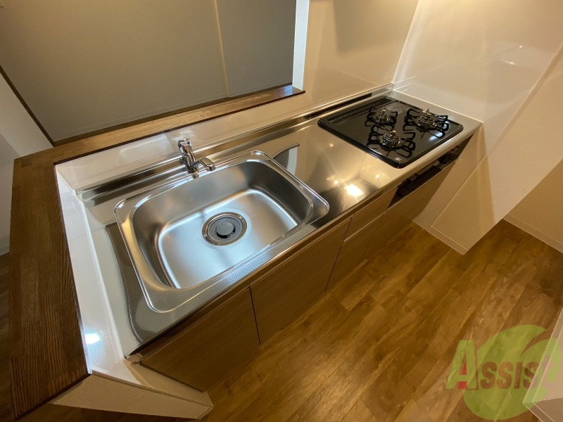 キッチン　キッチン周りは意外と物が多いので棚があるといいですね。