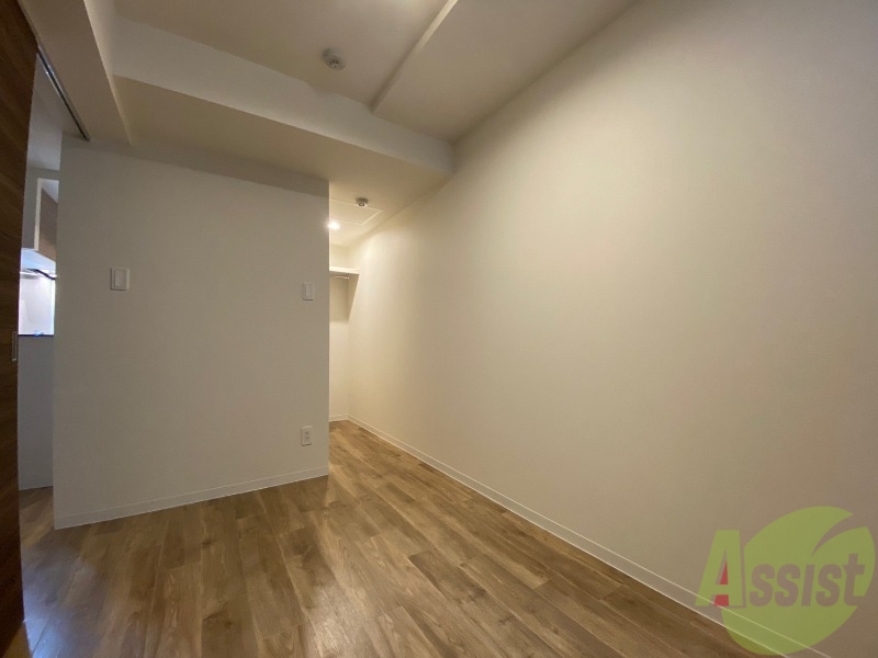 その他部屋・スペース　寝室はこちらです。光が差し込む、温かみのあるお部屋です。