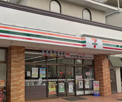 コンビニ　セブンイレブン（コンビニ）まで832m