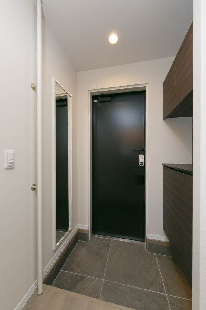 玄関　玄関　収納内の段差をかえることができるシューズボックス。ブ…