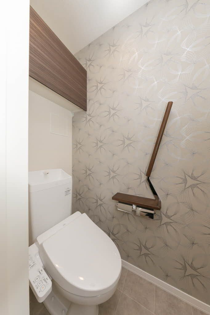 トイレ　トイレ　うれしい洗浄付き暖房便座です。上にはトイレットペー…