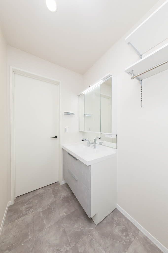 洗面設備　洗面所　毎日使うものだからこそシンプルに。忙しい毎朝を迎え…