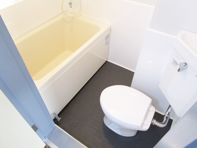 バス・シャワールーム　浴槽、トイー無です。レ一体型のバスルームです。