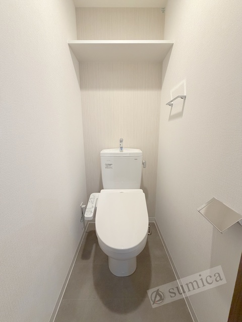 トイレ　人気アイテムの温水洗浄便座。清潔感のあるトイレです。