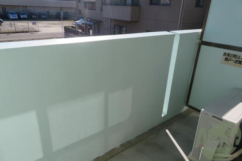 バルコニー　バルコニーも広くて、光も差し込んできますね。