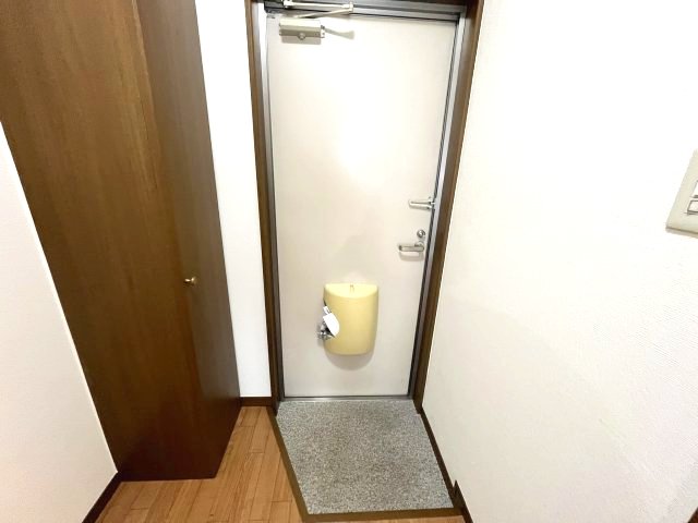 玄関　イメージとして同建物他部屋を表示しています